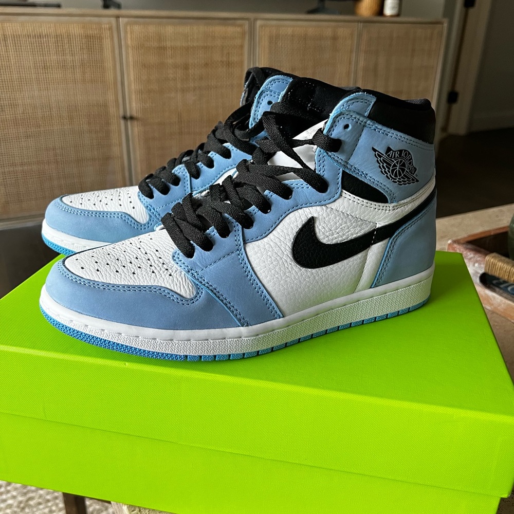 Air Jordan 1 Retro High OG 'University Blue'